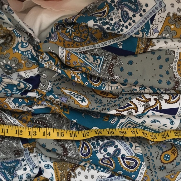 Cherie Bliss Flowing Asymmetrical Blouse. Geometric Print
Onesize fits most US14 - Picture 8 of 10